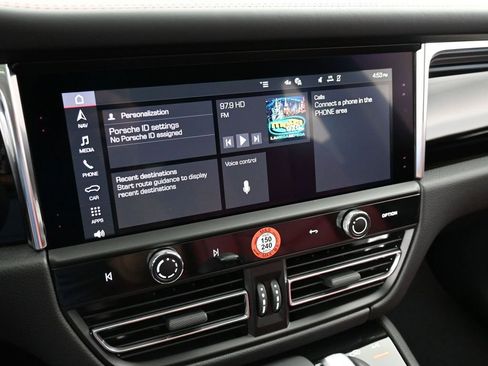 Certified 2025 Porsche Macan AWD/4WD image 21