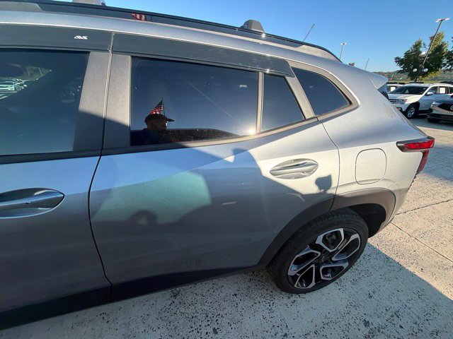 Used 2025 Chevrolet Trax RS w/ Driver Confidence Package FWD image 7