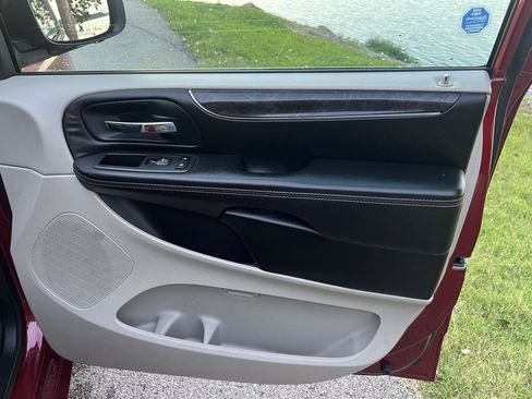 Used 2013 Chrysler Town & Country Touring FWD image 22