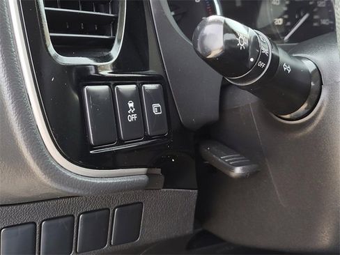 Used 2020 Mitsubishi Outlander ES image 20