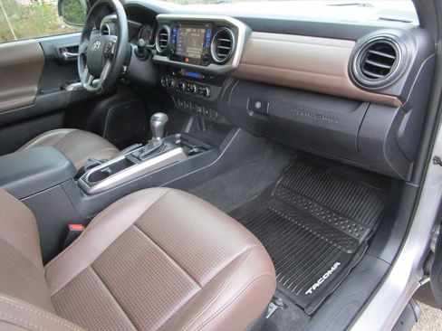 Used 2017 Toyota Tacoma Limited image 28
