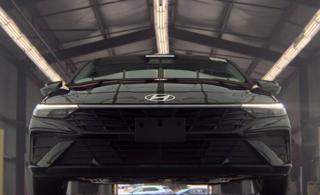 Used 2025 Hyundai Elantra SE FWD image 3