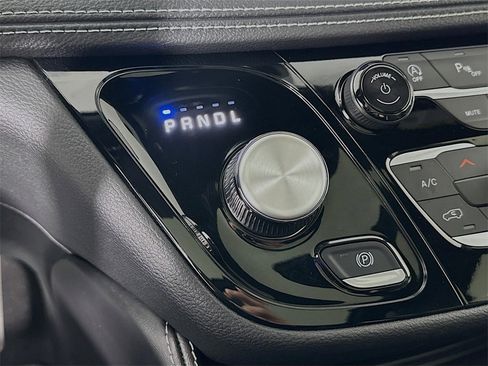 Used 2025 Chrysler Pacifica Limited image 23