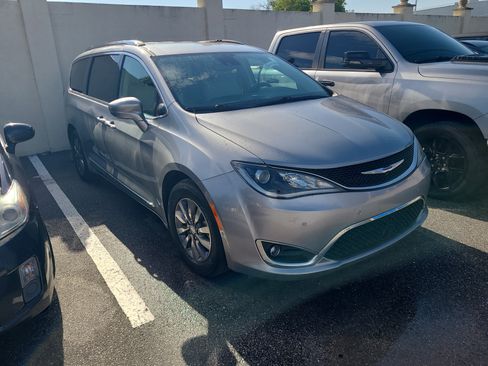 Used 2019 Chrysler Pacifica Touring-L Plus w/ Advanced Safetytec Group FWD image 1