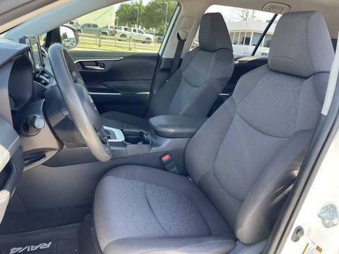 Used 2020 Toyota RAV4 XLE FWD image 25