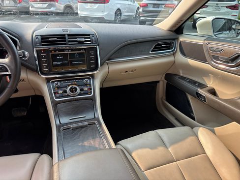 Used 2017 Lincoln Continental Premiere FWD image 29