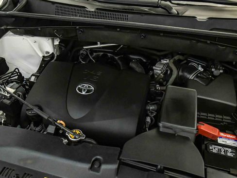 Used 2017 Toyota Highlander XLE w/ Preferred Accessory Package AWD/4WD image 31