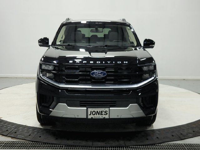 Used 2025 Ford Expedition Platinum w/ Driver's Package AWD/4WD image 3
