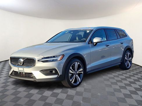 Used 2025 Volvo V60 B5 Cross Country Plus image 3