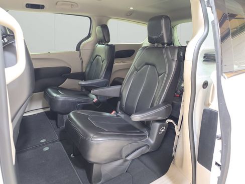Used 2024 Chrysler Pacifica Touring-L FWD image 15