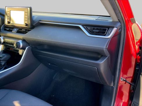 Used 2019 Toyota RAV4 LE FWD image 17