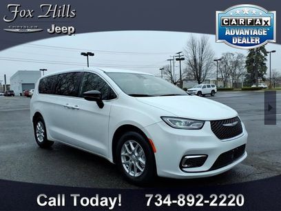 Used 2026 Chrysler Pacifica Select