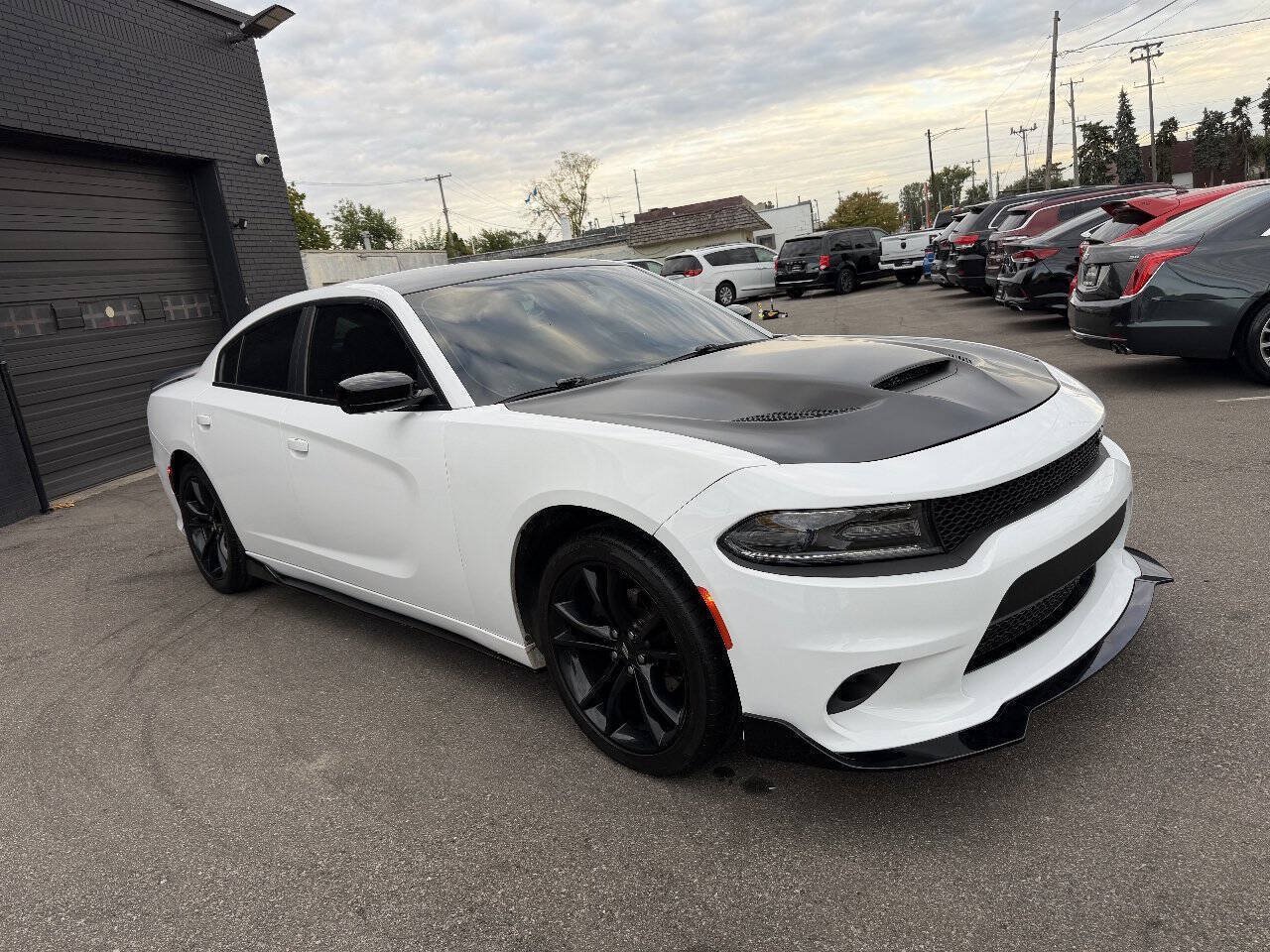 Used 2018 Dodge Charger SXT w/ Blacktop Package RWD image 3