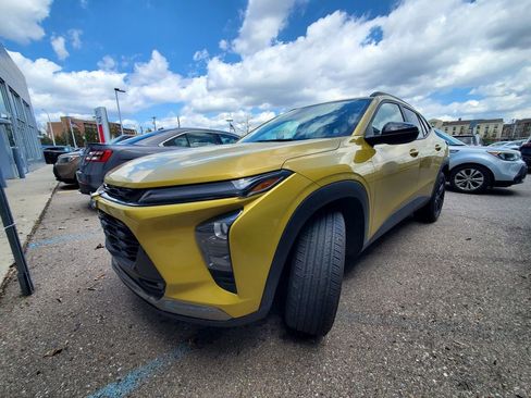 Used 2024 Chevrolet Trax ACTIV w/ Sunroof Package FWD image 2