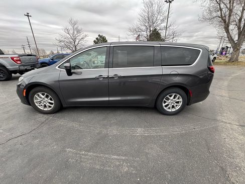 Used 2023 Chrysler Pacifica Touring-L image 5
