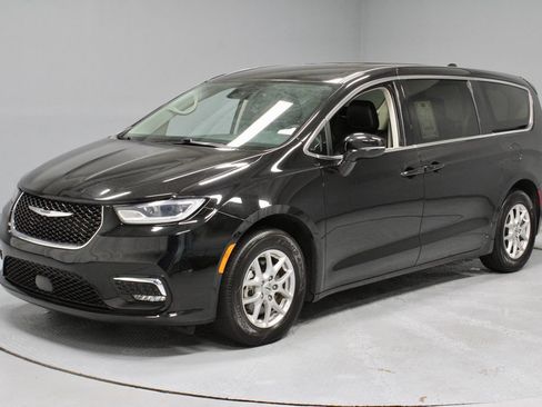 Used 2024 Chrysler Pacifica Touring-L FWD image 8