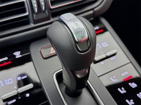 Used 2025 Porsche Macan image 22