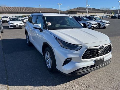 Used 2024 Toyota Highlander LE image 3