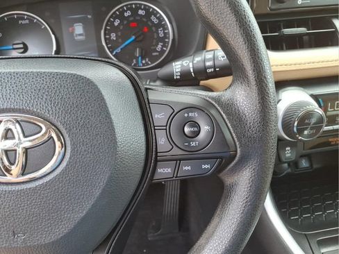 Used 2022 Toyota RAV4 XLE AWD/4WD image 17