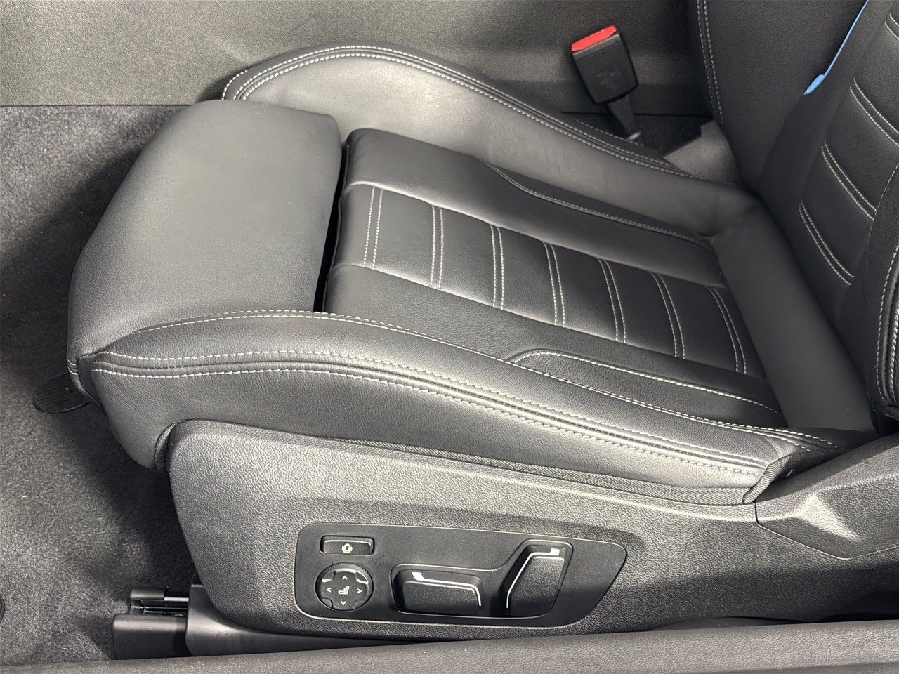 Used 2025 BMW M2 w/ Lighting Package RWD image 16