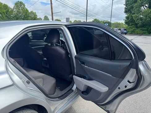 Used 2018 Toyota Camry LE FWD image 14