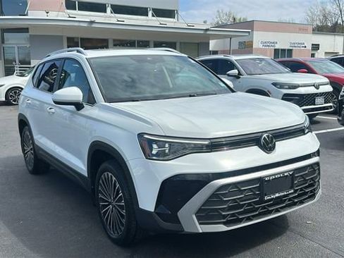 Used 2025 Volkswagen Taos SE FWD image 3