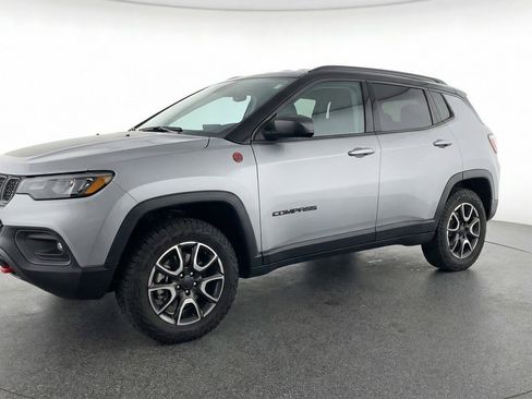 Used 2025 Jeep Compass Trailhawk image 3
