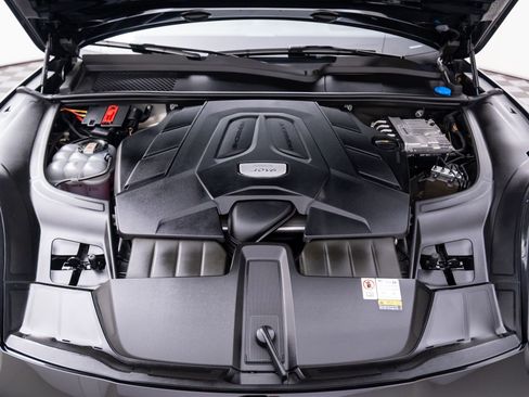 Certified 2023 Porsche Cayenne Platinum Edition image 27