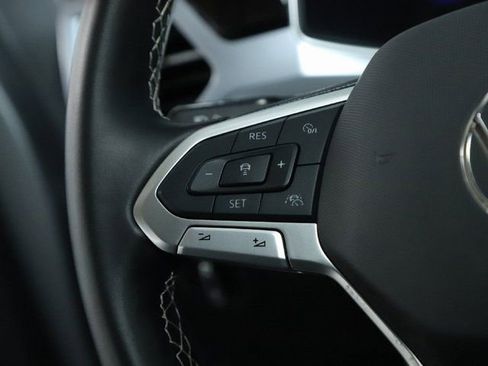 Used 2025 Volkswagen Taos SE image 23