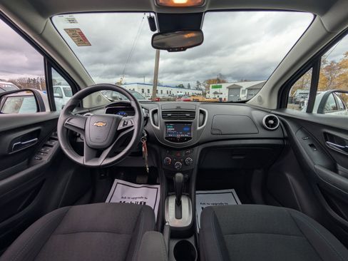 Used 2016 Chevrolet Trax LS image 2