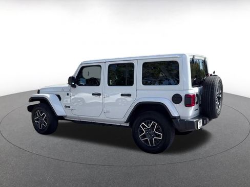 Used 2025 Jeep Wrangler Sahara image 9