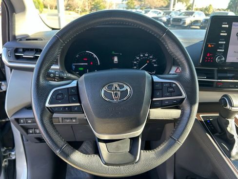 Used 2024 Toyota Sienna XLE FWD image 21