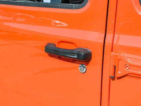 Used 2018 Jeep Wrangler Unlimited Sahara image 42