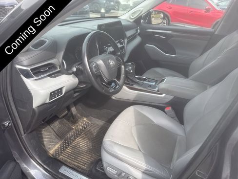 Used 2021 Toyota Highlander Limited image 16