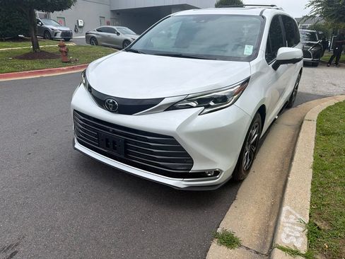 Used 2026 Toyota Sienna Platinum AWD/4WD image 2