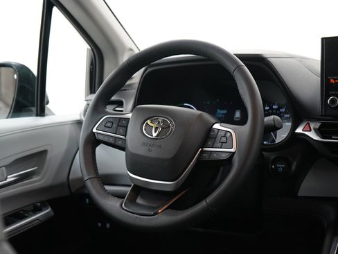 Used 2025 Toyota Sienna XLE w/ XLE Plus Package AWD/4WD image 15