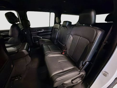 Used 2022 Jeep Wagoneer Series III AWD/4WD image 27