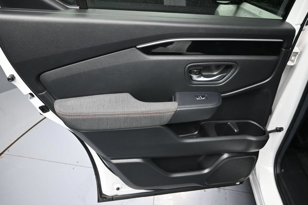 Used 2025 Honda Pilot Sport image 25
