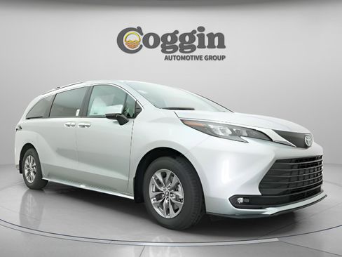 Used 2025 Toyota Sienna XLE image 26