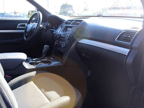 Used 2017 Ford Explorer XLT image 16