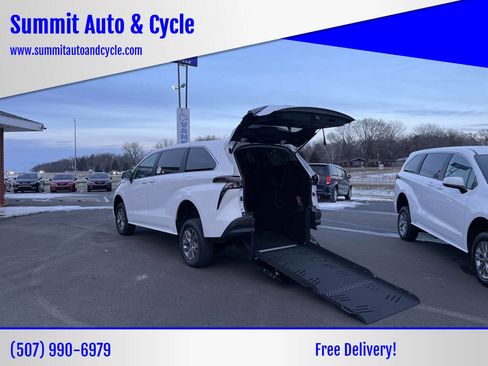 Used 2025 Toyota Sienna LE image 1