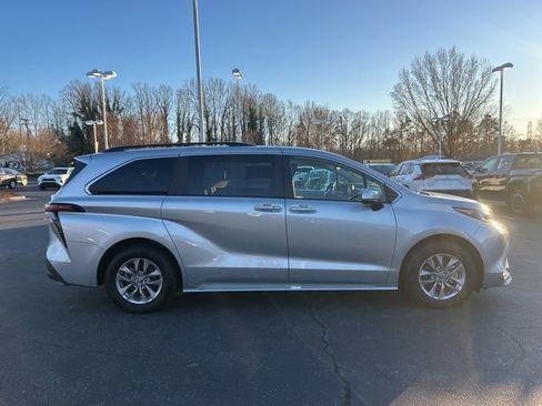 Used 2024 Toyota Sienna XLE image 4