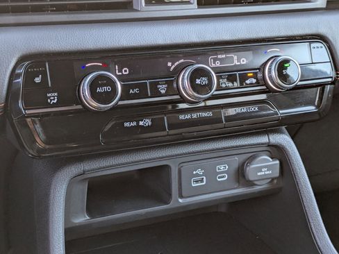 Used 2025 Honda Pilot TrailSport image 24