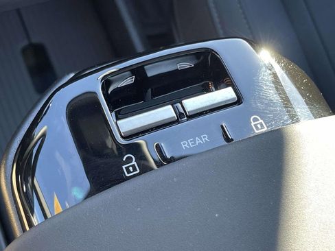 Certified 2025 Volvo EX30 Plus w/ Protection Package Premier image 20