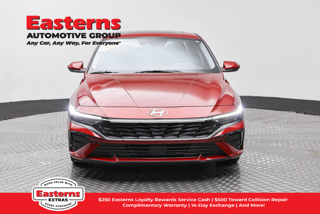 Used 2025 Hyundai Elantra SEL FWD image 3