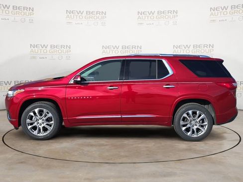 Used 2021 Chevrolet Traverse Premier FWD image 2