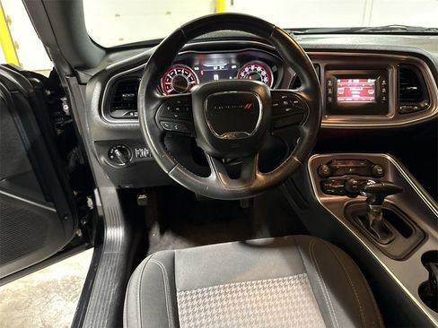 Used 2016 Dodge Challenger SXT image 11