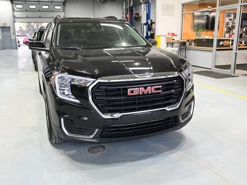 Used 2024 GMC Terrain SLE w/ Driver Convenience Package image 3