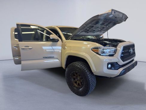 Used 2016 Toyota Tacoma TRD Sport w/ Exterior Package AWD/4WD image 9