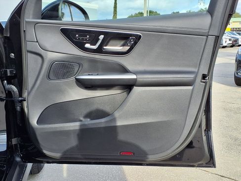 Used 2024 Mercedes-Benz GLC 300 4MATIC image 12